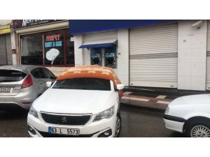 Sürücüler doludan korunmak için kaldırıma park etti