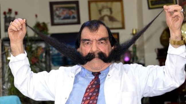 50 yıldır uzatıyor... Eşi bıyıklarını sevdiği için kesmeyi hiç düşünmedi