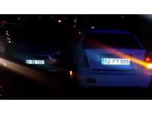 Tır sıkıştırınca bariyerlere giren araca otomobil çarptı: 6 yaralı