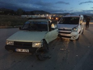 İki araç çarpıştı: Ön koltuğa oturtulan küçük kız ağır yaralandı