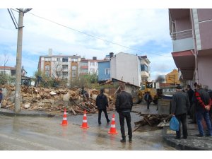 Tehlike saçan metruk ev yıkıldı