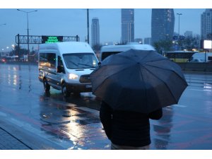 İstanbullular güne yağmur ile uyandı