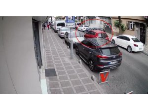 İstanbul’da kadın sürücünün kaldırımdan yola fırlayan Suriyeli motosikletliye çarpma anı kamerada