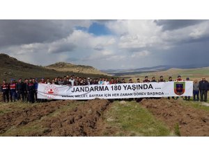 Jandarma personeli öğrencilerle fidan dikti