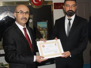Uçan polis ve arkadaşına validen başarı belgesi