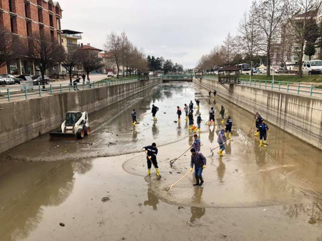 Beyşehir-Suğla-Apa kanalı temizlendi