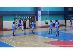 DPÜ erkek hentbol takımı şampiyonluğa koşuyor