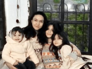 Ana sınıfı öğrencisi minik Merve’nin sırasına karanfiller bırakıldı