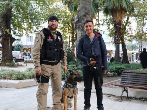 Aynı pozu bu kez üniforması içinde verdi