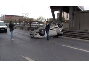 Beylikdüzü E-5 Güzelyurt mevkiinde bir otomobil, iki araca çarparak takla attı. Kazada sürücü yaralanırken, bölgede trafik yoğunluğu oluştu.