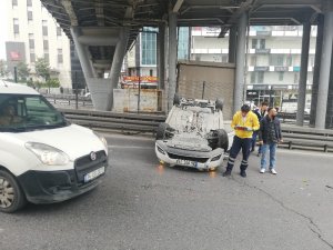 Beylikdüzü E-5’te feci kaza, araç takla attı