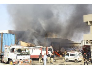 Pakistan’da petrol tankeri devrildi