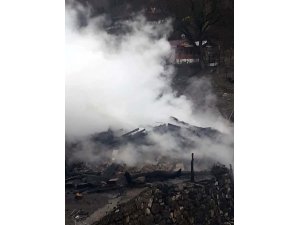 Kastamonu’da yangında iki ev kullanılamaz hale geldi