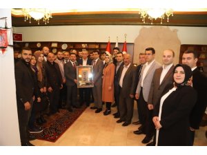 AK Parti Merkez İlçe Yönetimi ve Kadın Kolları Başkanlığı heyeti, Başkan Arı’yı tebrik etti