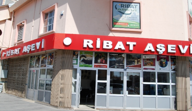 Kurbanlar Ribat Aşevi'nde iitina ile kesilip dağıtılıyor
