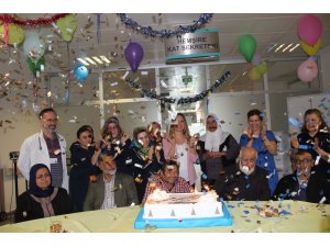 Diyaliz hastalarına doğum günü kutlaması