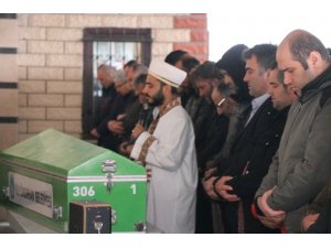 Üzerine salıncak devrilen kız göz yaşları içinde toprağa verildi