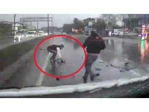 Kaza yapan kamyonetteki bebek yola böyle fırladı