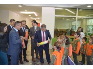 Vali Yazıcı’dan öğrencilere satranç takımı