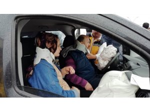 Kamyonetle çarpışan hafif ticari araç yön tabelasına çarparak durdu: 5 yaralı