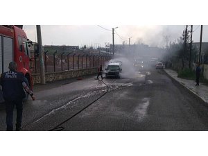 Siirt’te seyir halindeki araç alev aldı