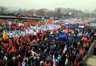 İşçi ekmek için meydana çıktı