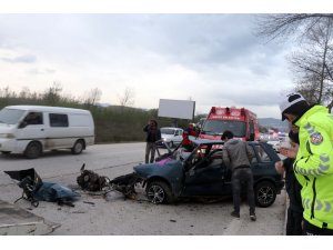 Hurdaya dönen araçtan kurtuldular