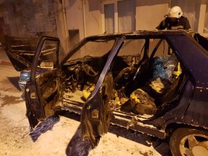 Seyir halindeyken alev alan otomobil yandı