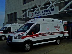 2 arkadaş odun keserken yaralandı