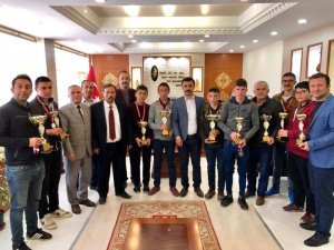 Sarıoğlan’da başarılı olan sporcu öğrencilere ödül verildi