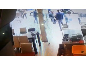 İstanbul’da sokak ortasında uçan tekmeli meydan kavgası kamerada