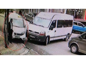 Minibüse çarpmamak için kaldırıma çıktı, yaşlı adamı elektrik direğine sıkıştırdı