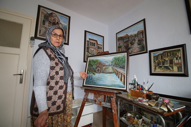 63 yaşındaki ev hanımı 16'ncı resim sergisini açıyor