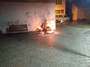 Park halindeki motosikleti yaktılar