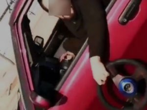 Bursa’da trafikte pes dedirten görüntüler...Seyir halinde direksiyonu söktü
