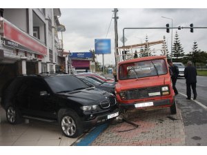 Zincirleme kazada olan oto galerideki lüks araçlara oldu