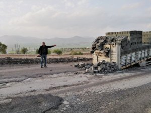 Bozuk yola giren tırın dorsesi yerinden çıktı