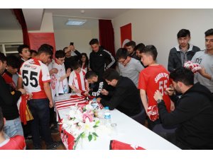 Futbolcular öğrencilere imza dağıttı