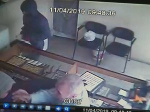Bursa’da silahlı kuyumcu soygunu kamerada