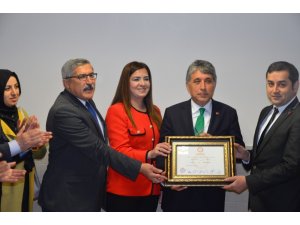 Kırıkhan’da Ayhan Yavuz mazbatasını aldı