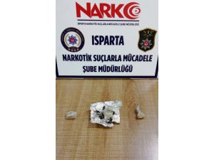 Polisin şüphelendiği otomobilden uyuşturucu çıktı: 5 gözaltı