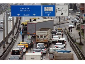 Kocaeli’de kaza yapan tır D-100’de trafiği felç etti