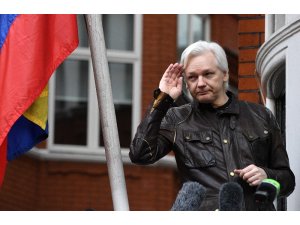 Julian Assange, İngiliz polisi tarafından gözaltına alındı
