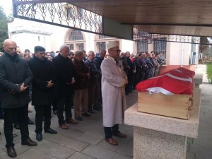 Kalp krizi geçirerek hayatını kaybeden öğretmen toprağa verildi