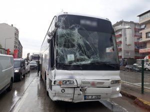 Kayganlaşan yolda otobüs midibüse çarpıştı: 3 yaralı