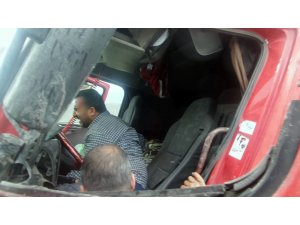 Hatay’da iki tır kafa kafaya çarpıştı
