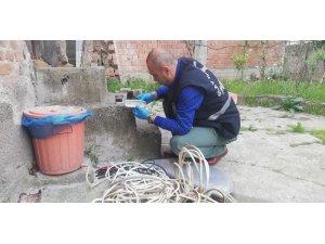 Evin elektrik tesisatını söküp, çeşme musluklarını çaldılar