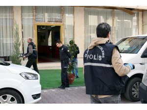 Genç kız silahla vurulmuş halde bulundu