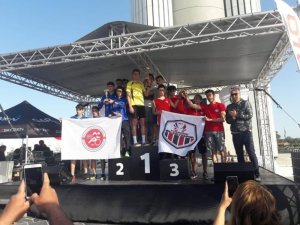 Kuşadası Belediyespor Triatlon takımı 6 kupa kazandı