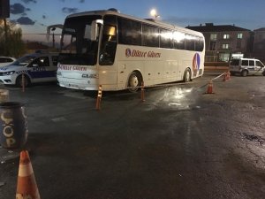 Tamir etmek istediği otobüsün altında kalarak yaralandı